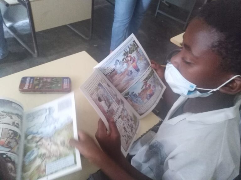 Aluno lendo o livro - A Aventura da Mãe Água