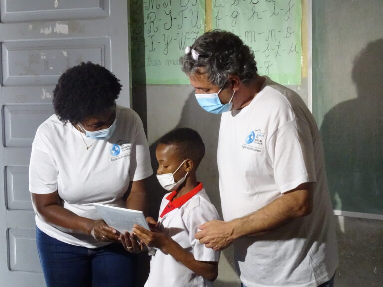 Entrega de livros aos alunos da 4ª classe