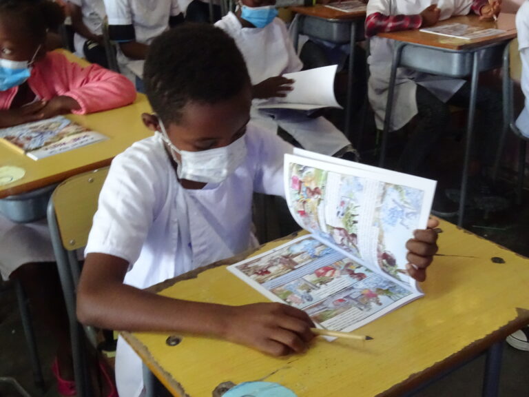 Aluno lendo o livro A Aventura da Mãe-Água