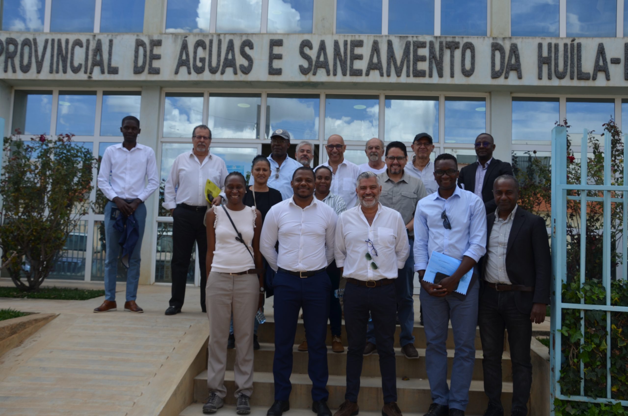 Uma missão do Banco Mundial, chefiada pelo Gestor Regional de Águas para África, Josses Mugabi, realizou-se, no dia 17 de Março de 2026, uma visita de trabalho à Empresa Provincial de Águas e Saneamento da Huíla (EPAS Huíla), na cidade do Lubango.