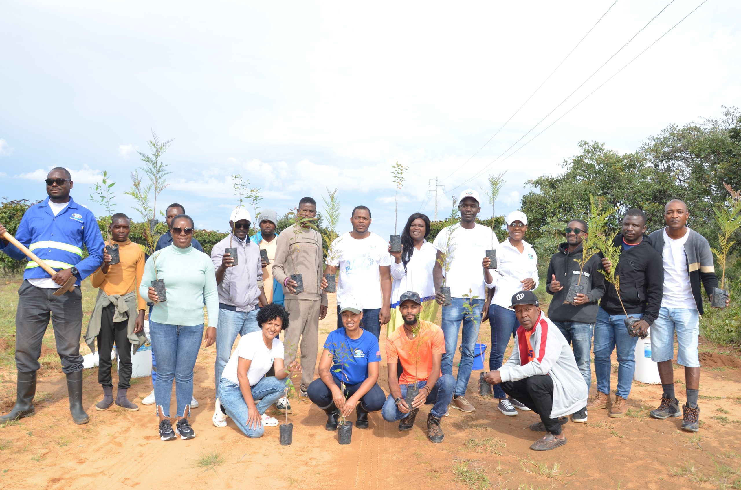 Os trabalhadores da Empresa Provincial de Águas e Saneamento da Huíla-E.P., plantaram este Sábado na localidade do Calumue 2, cerca de 80 árvores ornamentais, no âmbito das comemorações do Dia Mundial da Água, que este domingo, 22 se assinala.