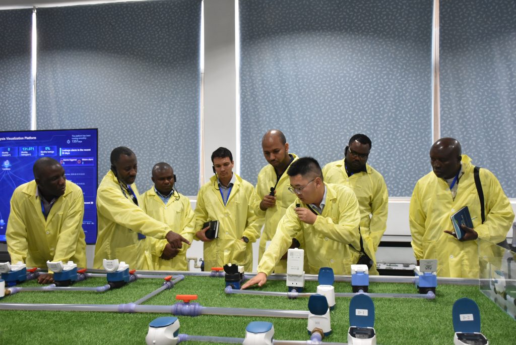 Engenheiros da Laison mostram funcionamento dos contadores inteligentes.